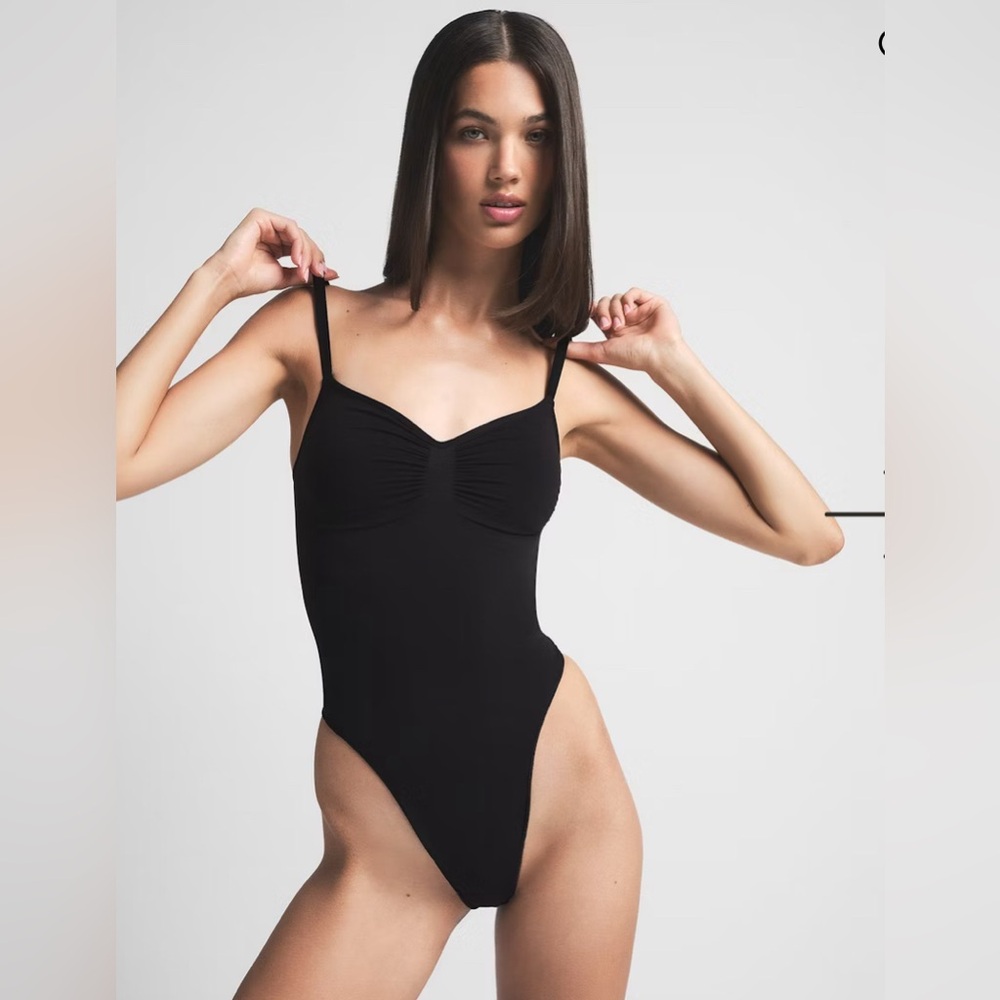 NEW Skims seamless sculpt scoop neck thong bodysuit